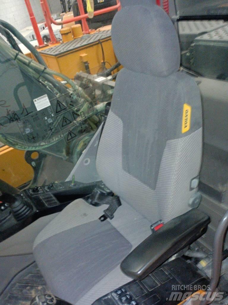 Volvo EC 220 E Гусеничні екскаватори