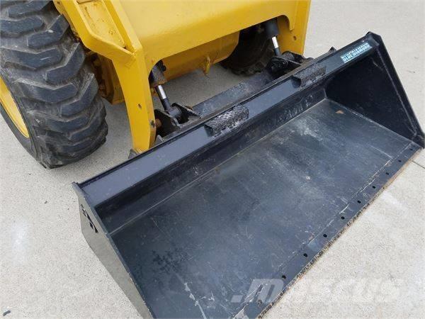 CAT 272 D Міні-навантажувачі