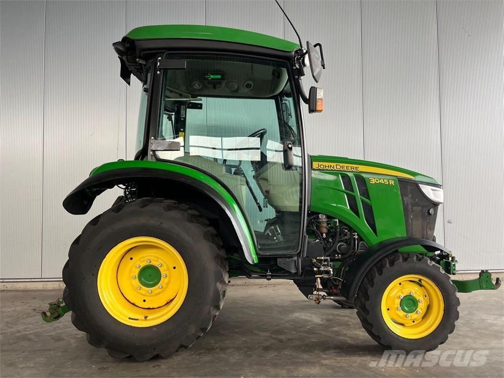 John Deere 3045 R Трактори