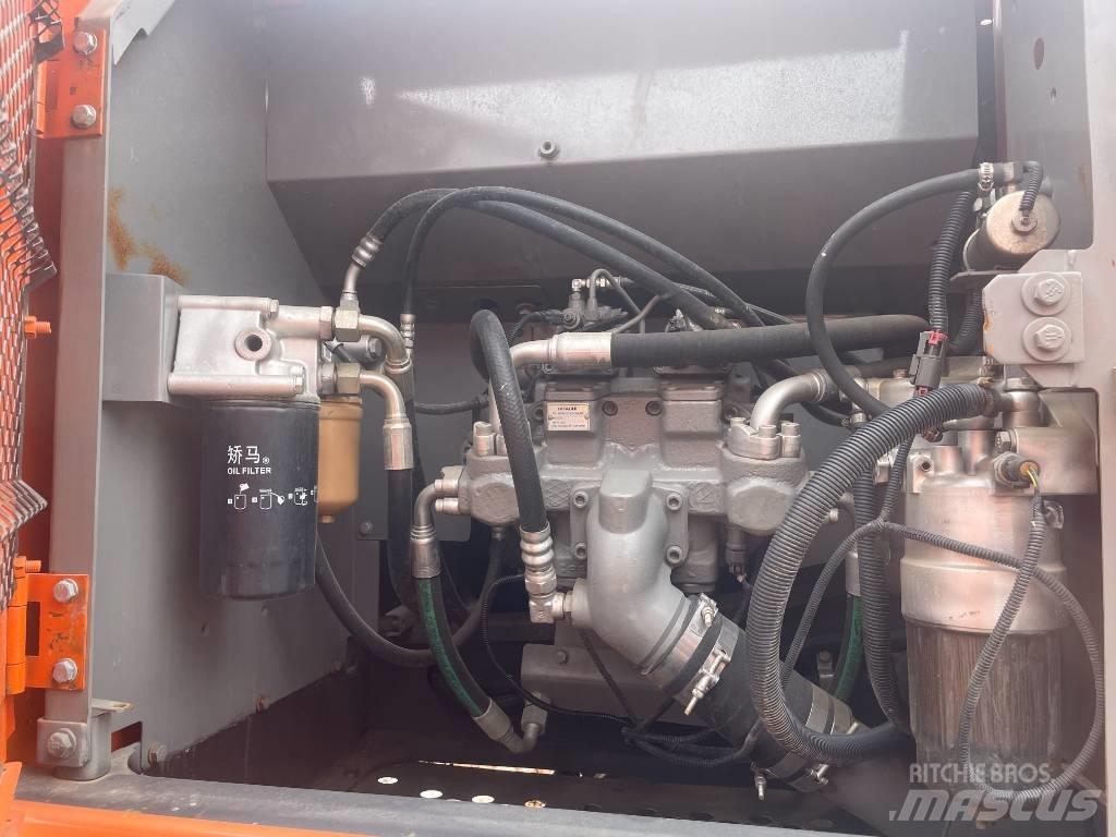 Hitachi ZX 200 Гусеничні екскаватори