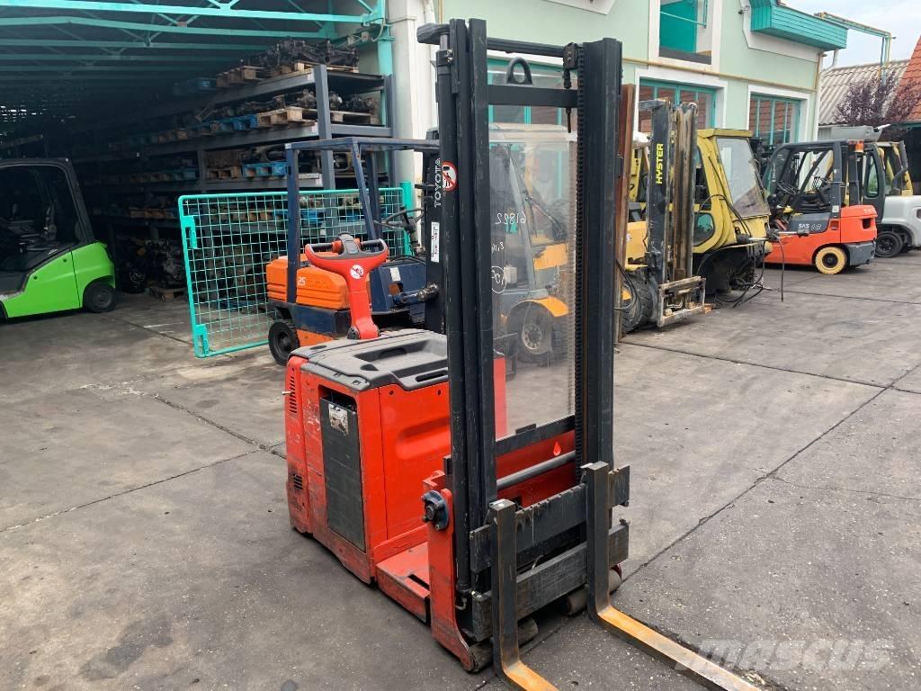 Linde L12AC V-3818 Самохідні електроштабелери