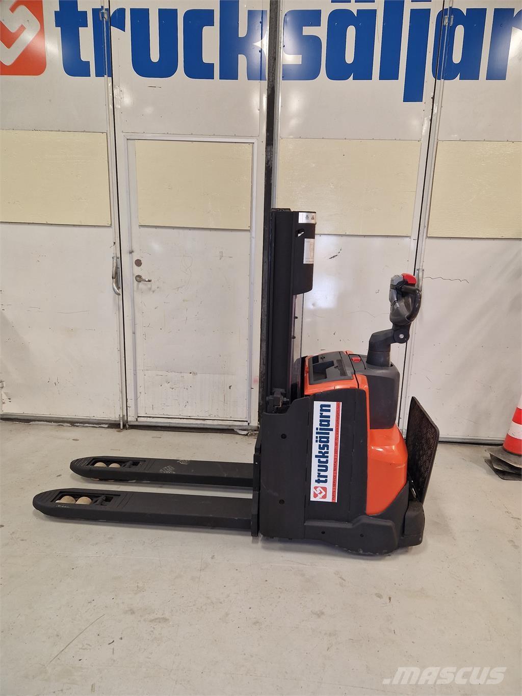 Toyota SWE200D Самохідні електроштабелери