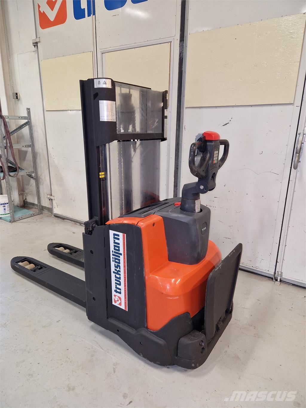 Toyota SWE200D Самохідні електроштабелери