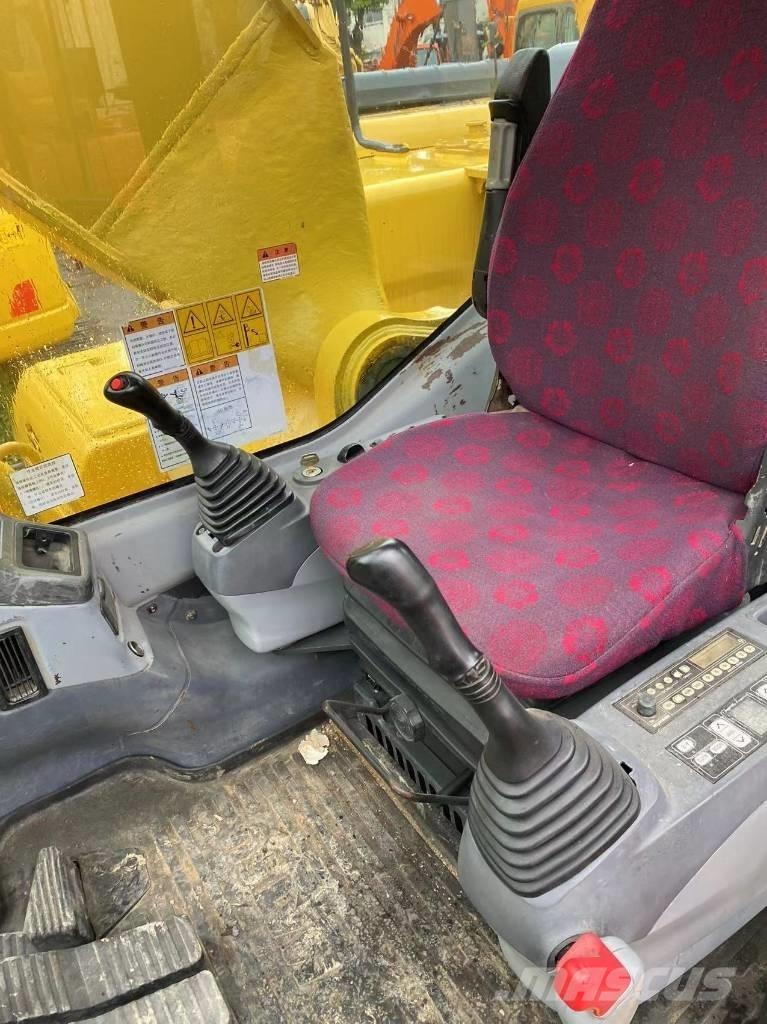 Komatsu 220 Гусеничні екскаватори