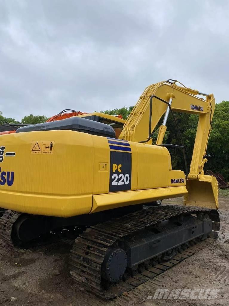 Komatsu 220 Гусеничні екскаватори