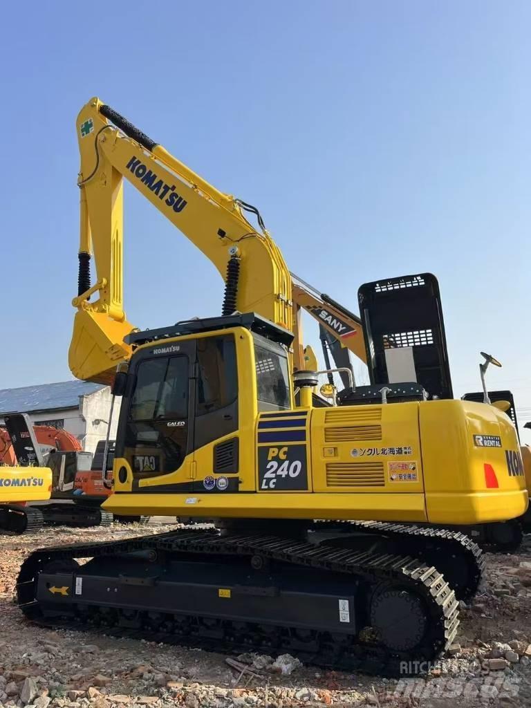 Komatsu 240 LC-8 Гусеничні екскаватори