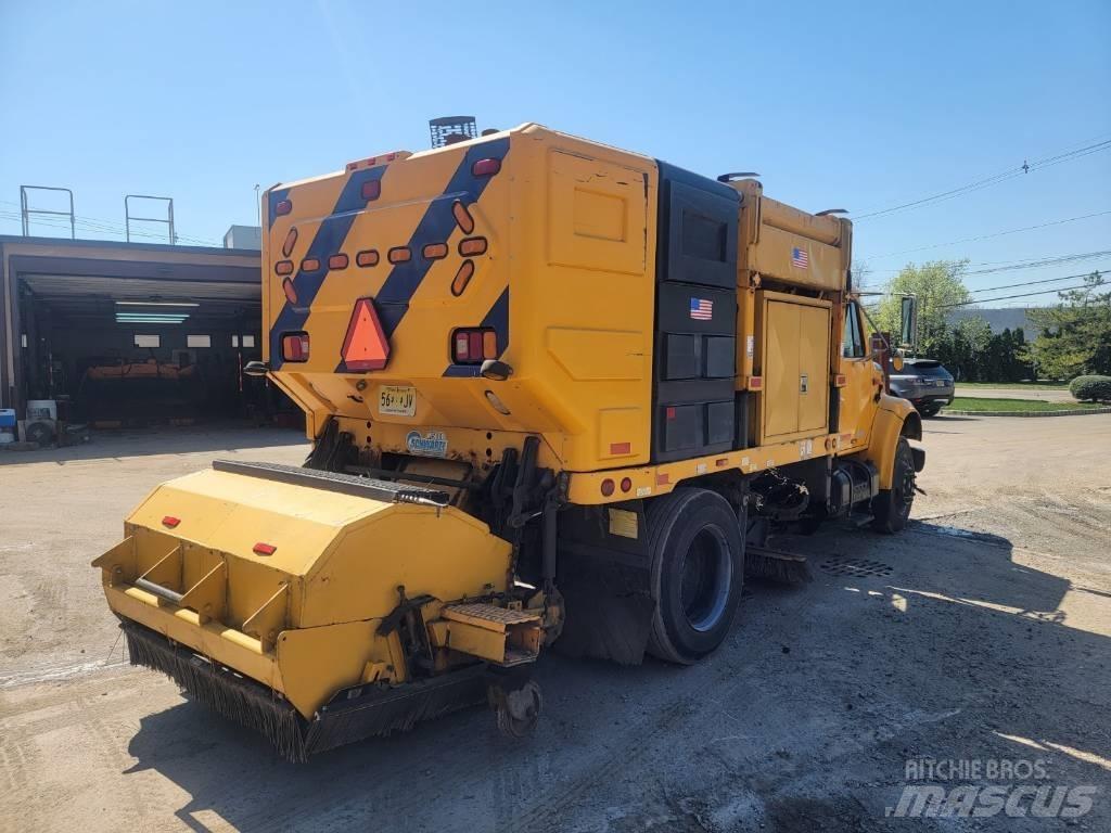 International 4700 Прибиральні машини