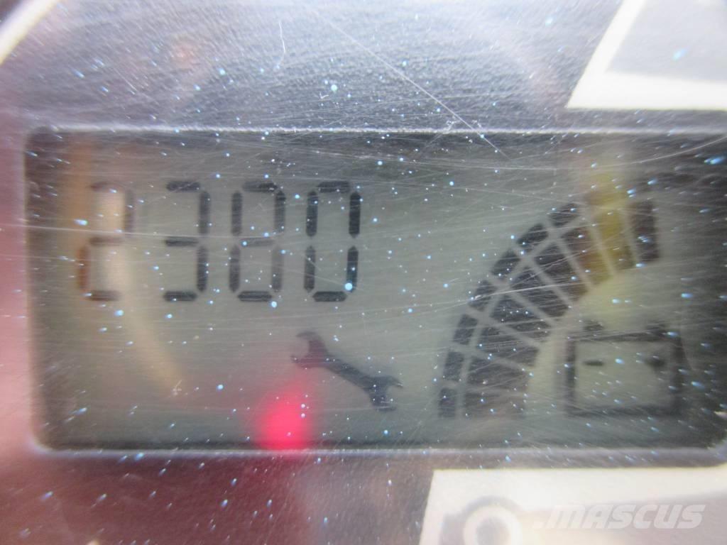 JLG Toucan 8 E Вертикальні щоглові підйомники