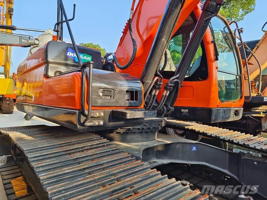 Doosan DX 225 LC Гусеничні екскаватори