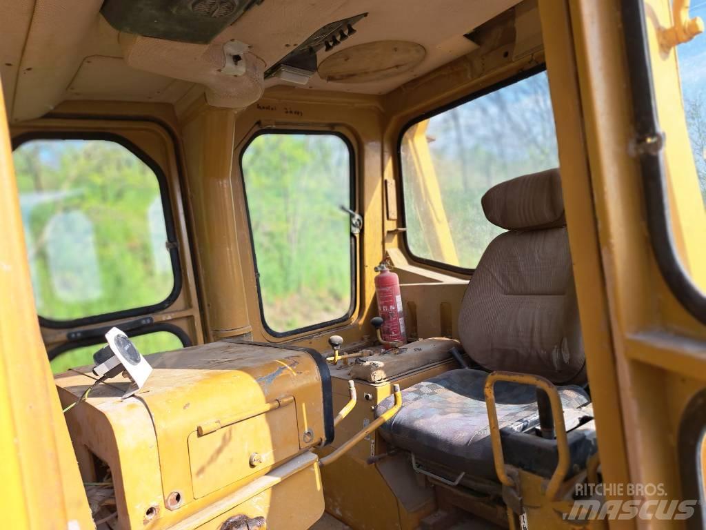 Komatsu D85A Гусеничні бульдозери