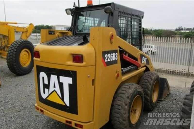 CAT 226B3 Вантажівки / спеціальні