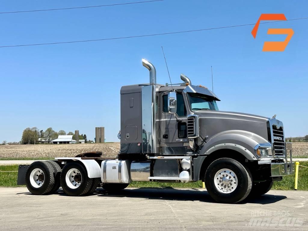 Mack Titan TD 713 Шасі з кабіною