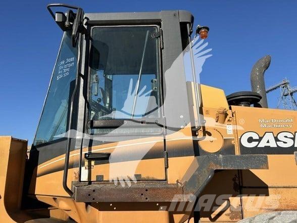 CASE 821C Фронтальні навантажувачі