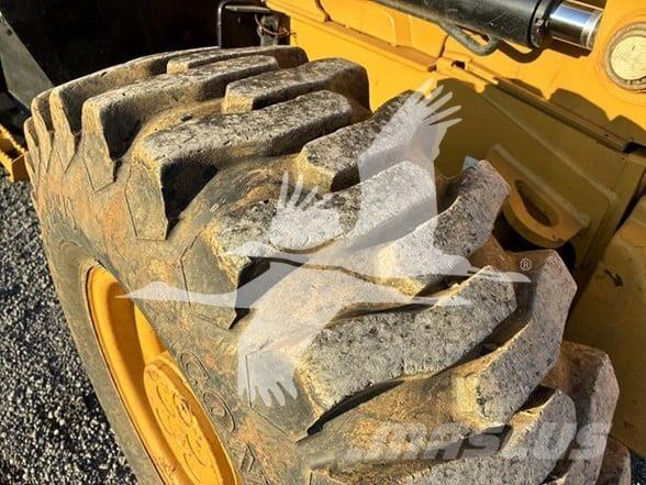 CAT 415F2 Екскаватори-навантажувачі