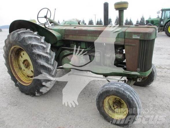 John Deere 820 Трактори