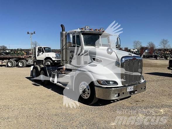 Peterbilt 384 Тягачі