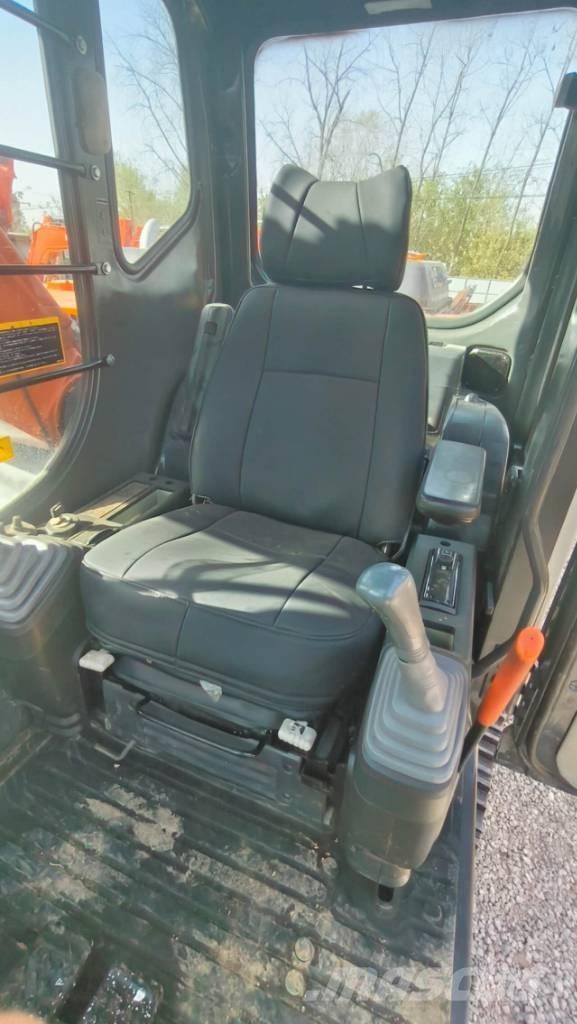 Hitachi ZX 210 Гусеничні екскаватори