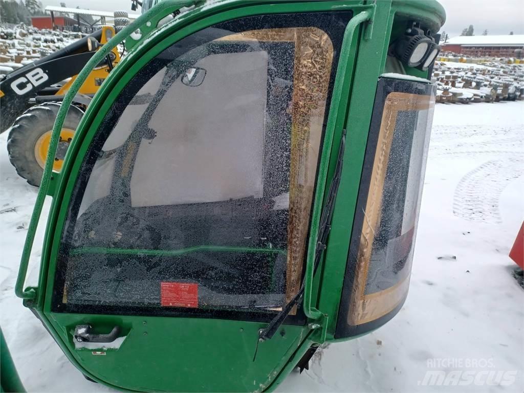 John Deere 1210e Кабіна