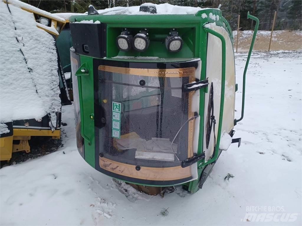 John Deere 1210e Кабіна