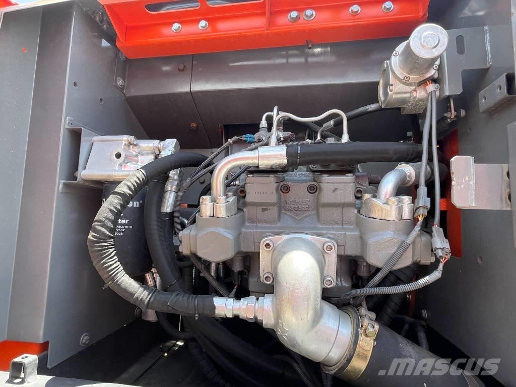 Hitachi ZX 200 Гусеничні екскаватори
