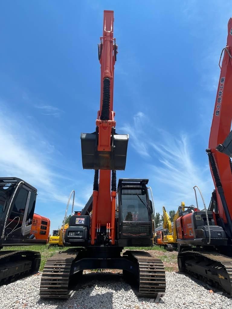 Hitachi ZX 200 Гусеничні екскаватори