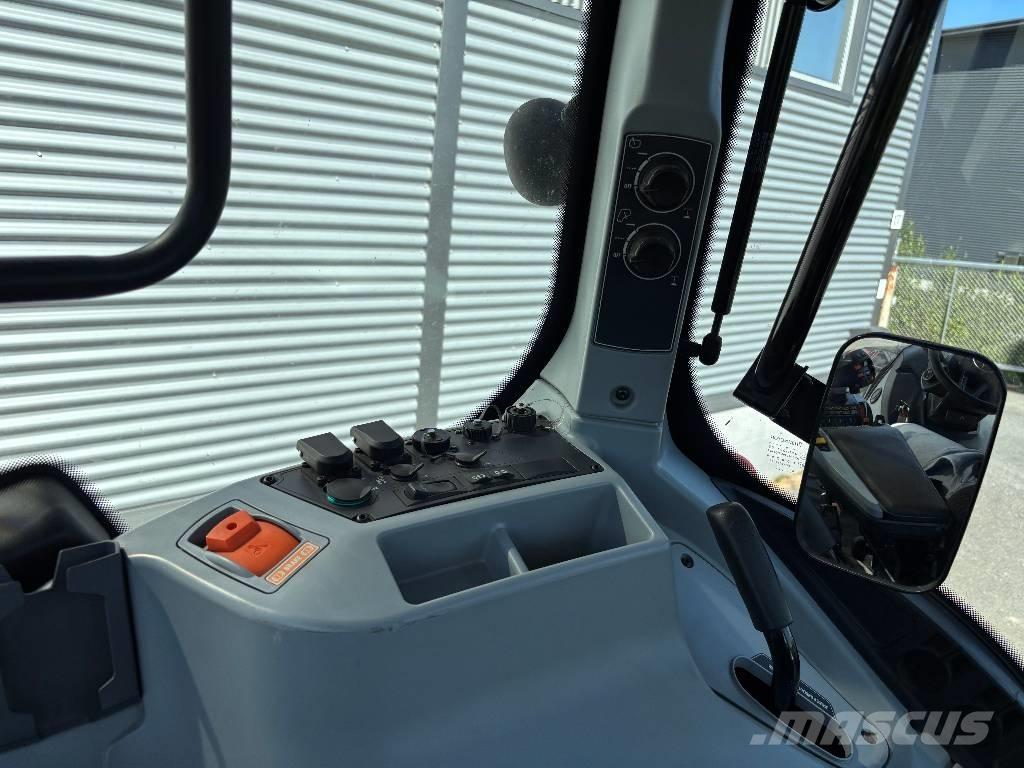 Valtra T 215 Versu Трактори