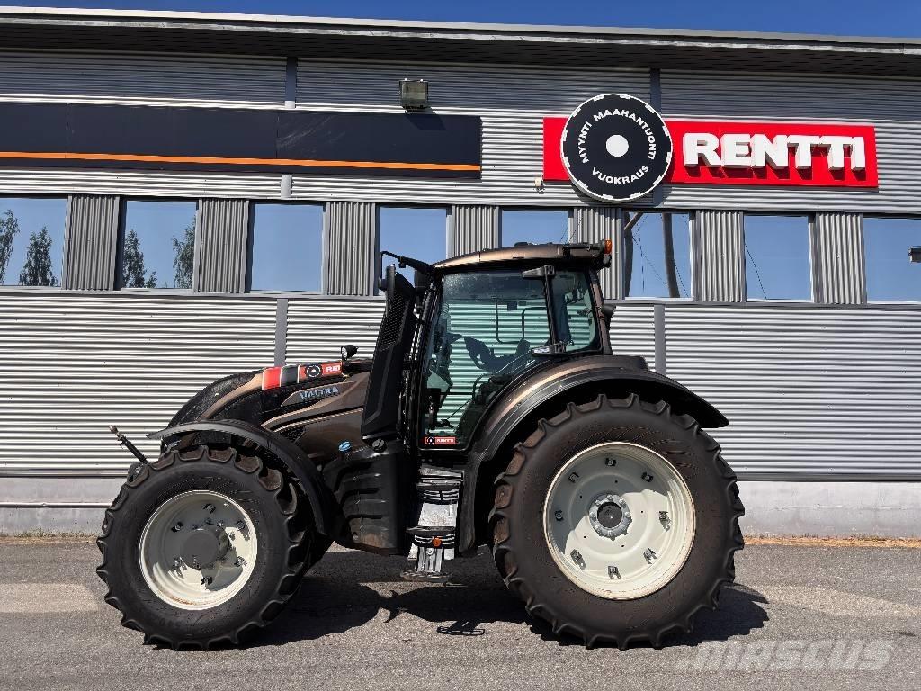 Valtra T 215 Versu Трактори