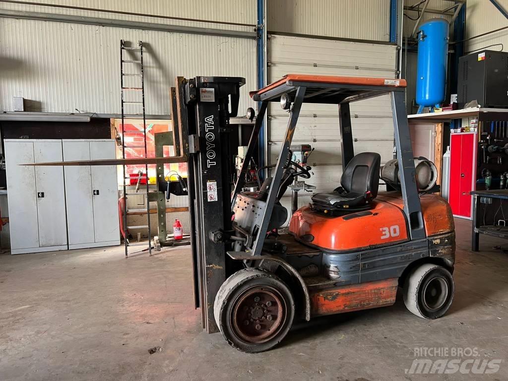 Toyota 02-6 FG F 30 Газові навантажувачі