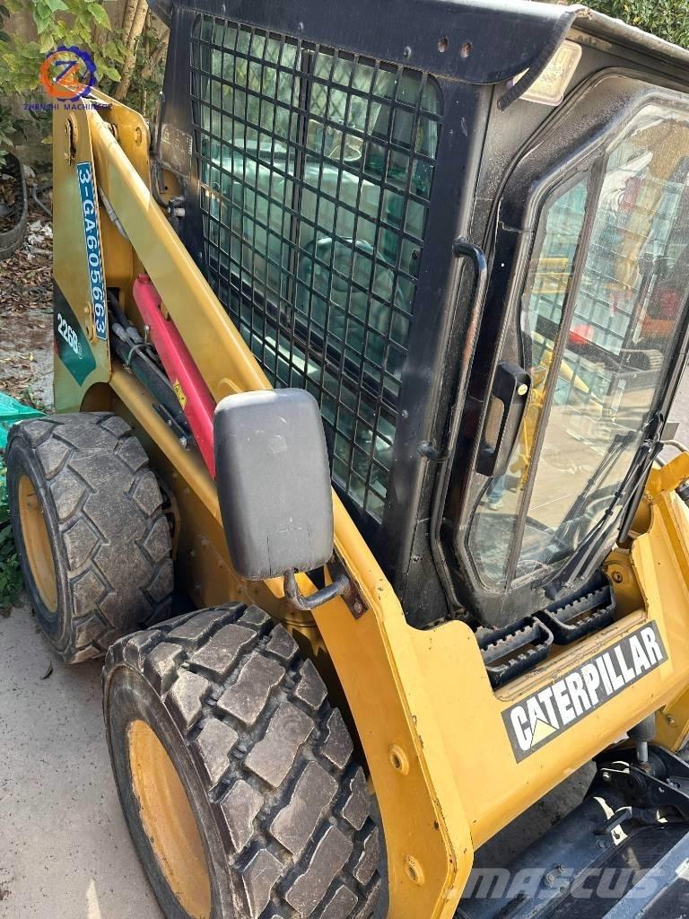 CAT 226 B Міні-навантажувачі