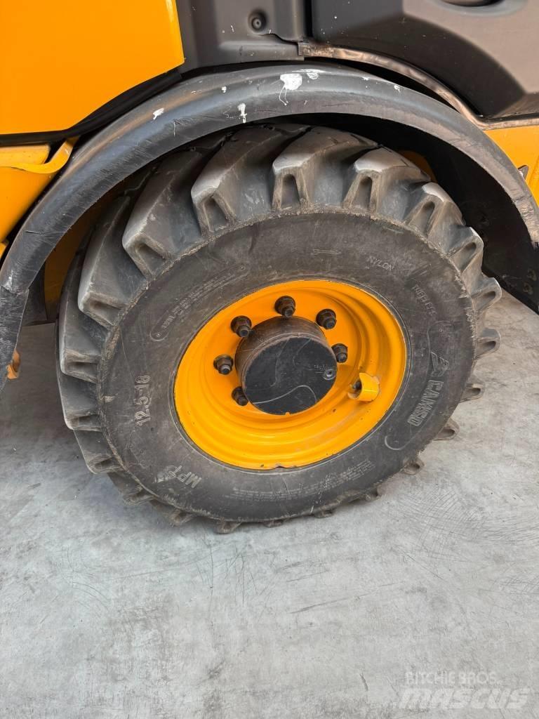 JCB 406 Фронтальні навантажувачі