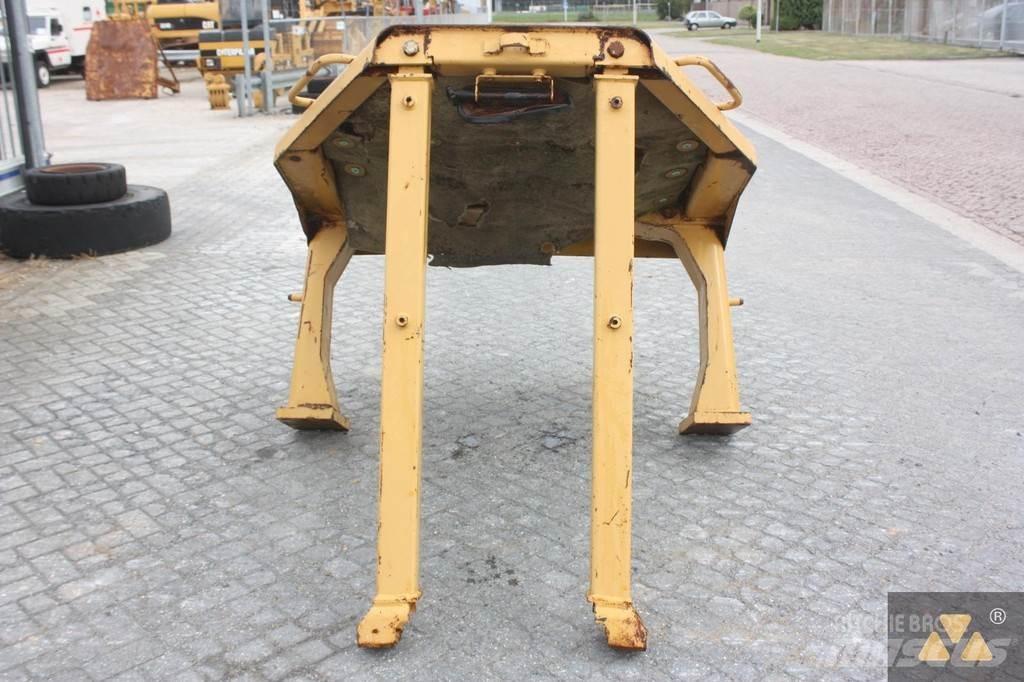 CAT D8N O-rops cab Кабіни