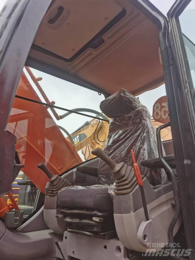 Hitachi ZX 210 Гусеничні екскаватори