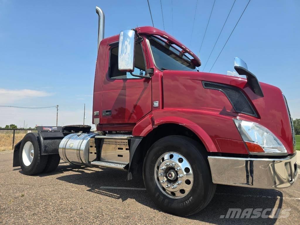 Volvo VNL 42 T300 Тягачі