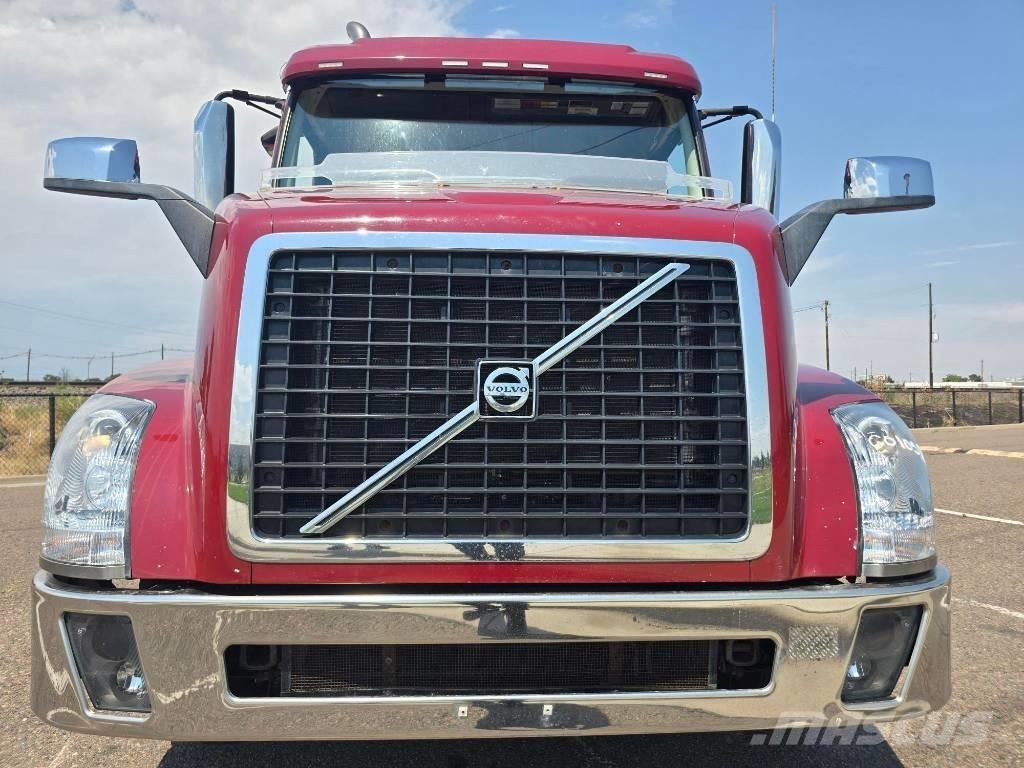 Volvo VNL 42 T300 Тягачі