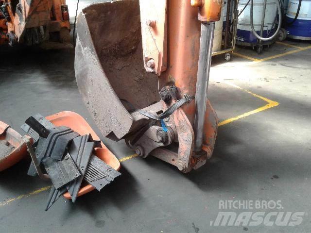 Hitachi FB200 Трактори