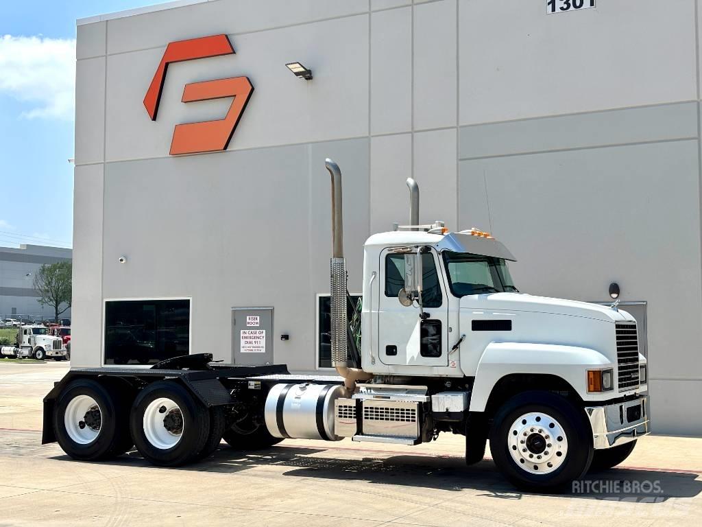 Mack Pinnacle 64T Тягачі