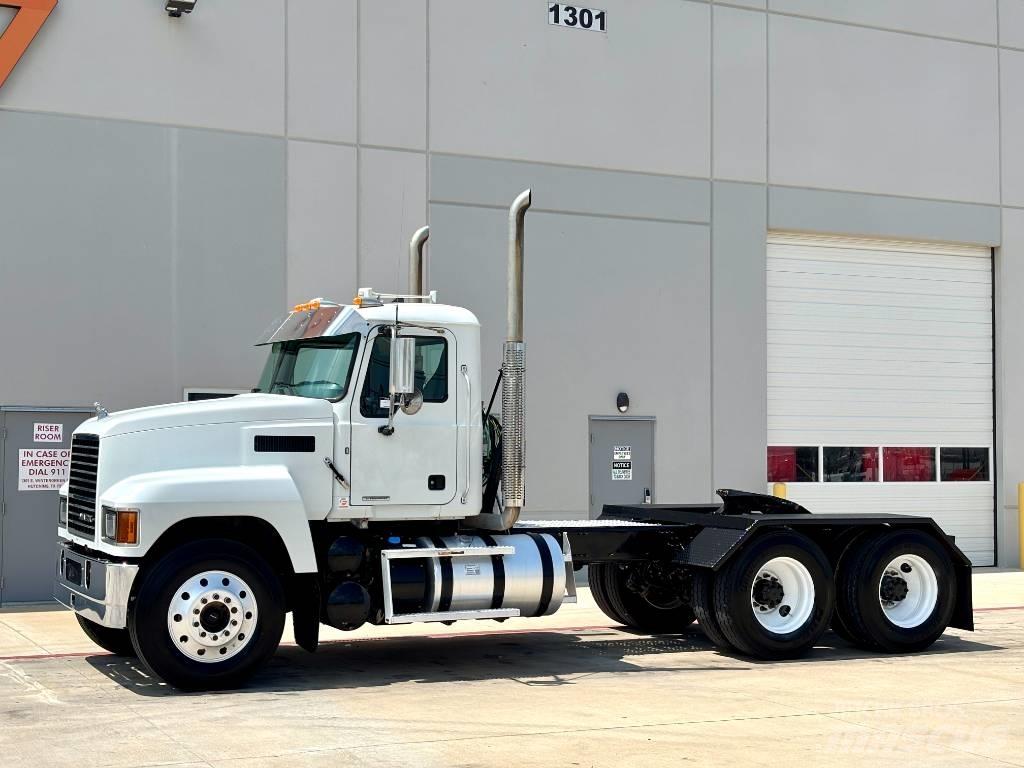 Mack Pinnacle 64T Тягачі