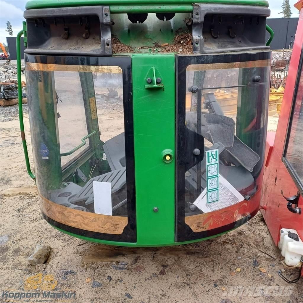 John Deere 1270e Кабіна