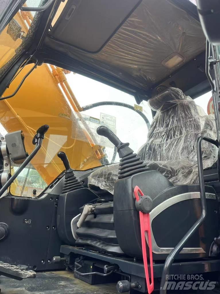 Hyundai R220LC-9S Колісні екскаватори