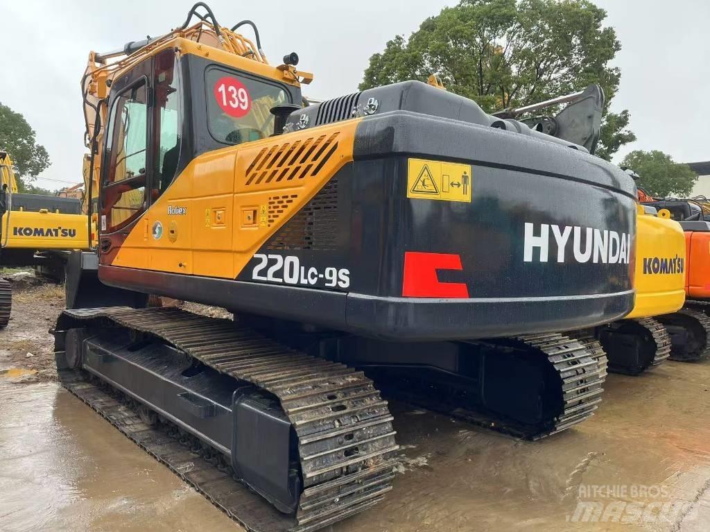 Hyundai R220LC-9S Колісні екскаватори