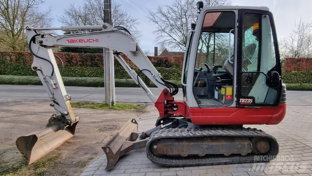 Takeuchi TB 235 Гусеничні екскаватори