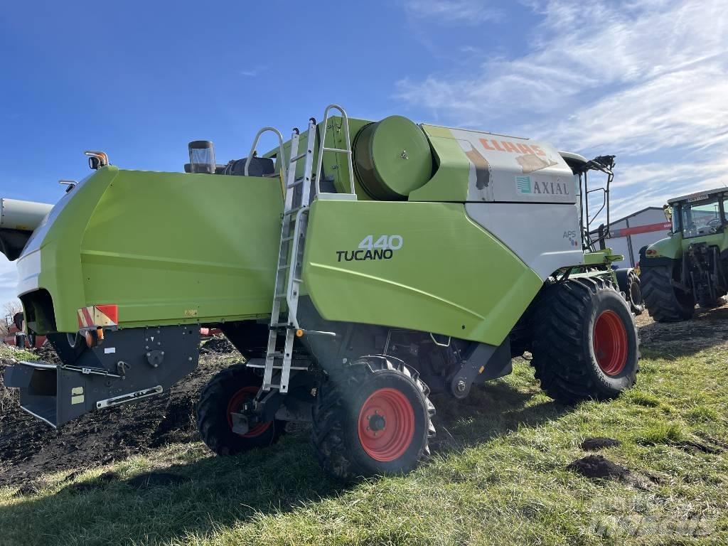 CLAAS Tucano 440 Зернозбиральні комбайни