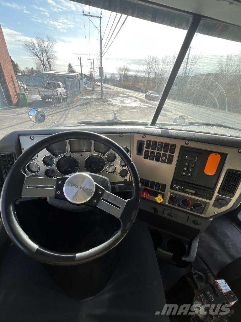 Mack GU813 Самоскиди
