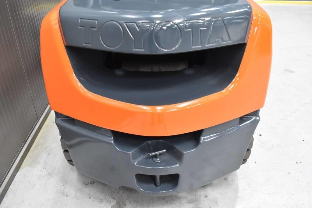 Toyota 06-8FD30F Дизельні навантажувачі