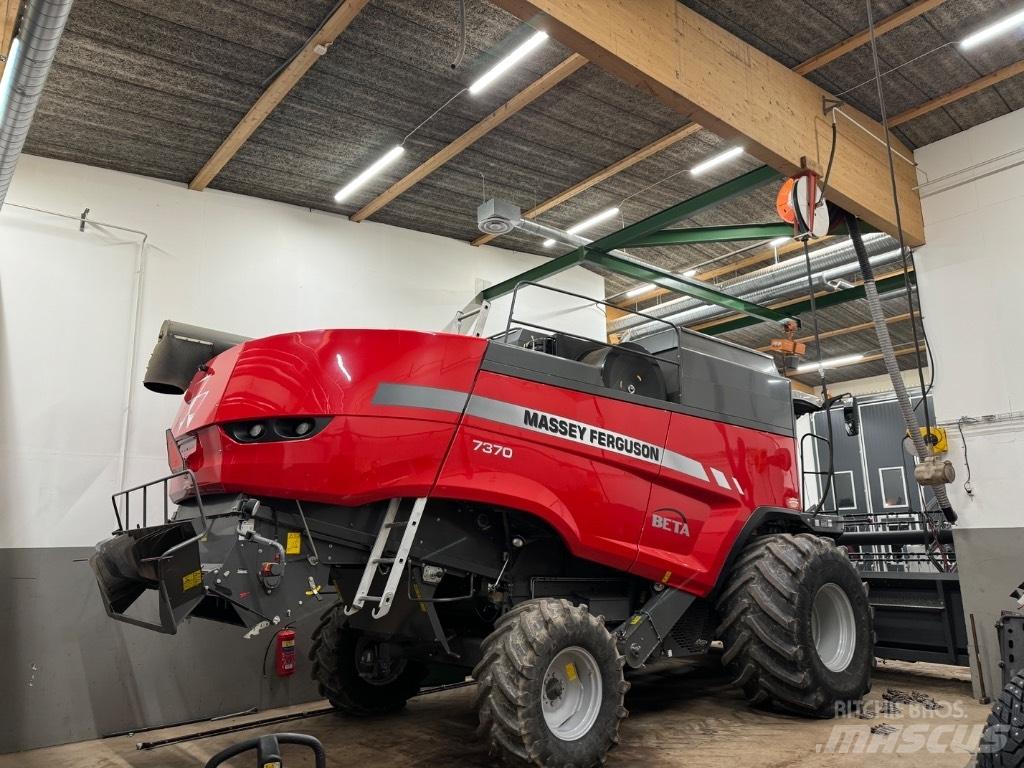 Massey Ferguson 7370 Зернозбиральні комбайни