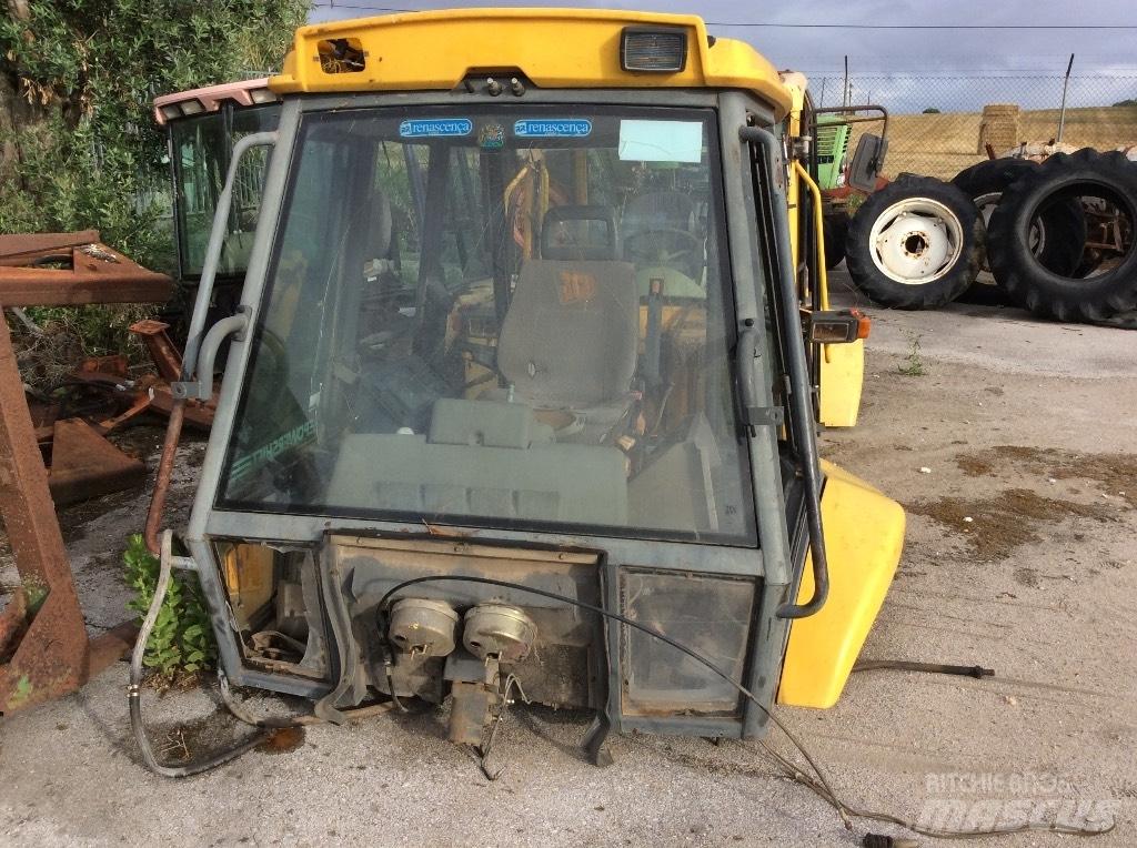 Komatsu WB 97 R Кабіна