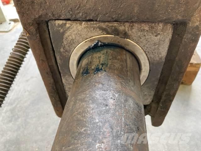 Montabert BRH 900 Плуги