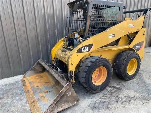 CAT 232B2 Міні-навантажувачі