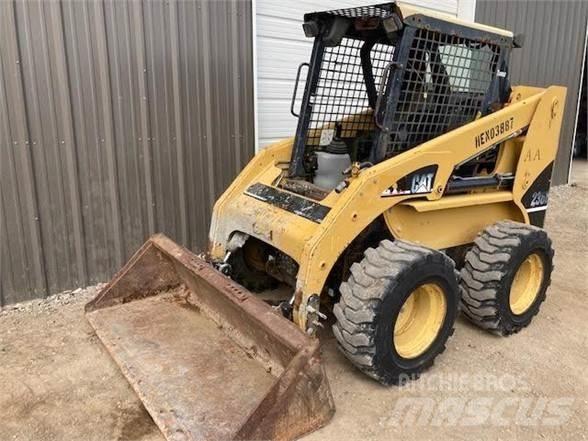 CAT 236B Міні-навантажувачі