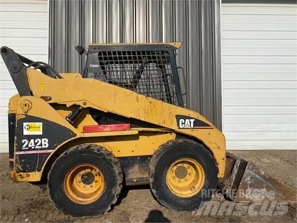 CAT 242B Міні-навантажувачі